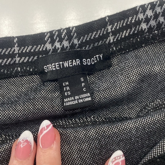 Cute skirt all black with white pattern, Size small - Picture 2 of 3